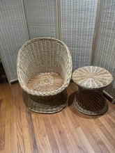 Load image into Gallery viewer, Vintage wicker set
